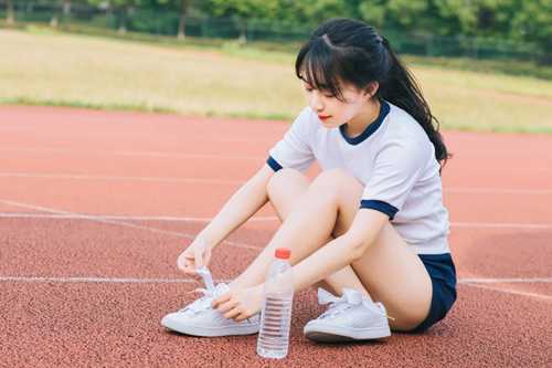 古代形容美女的诗句 隔户杨柳弱袅袅,恰似十五女儿腰