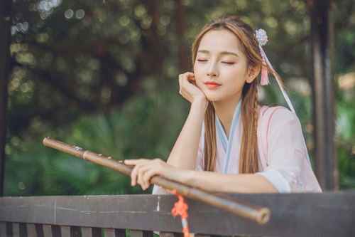 表达情感失意的诗句 物是人非事事休欲语泪先流